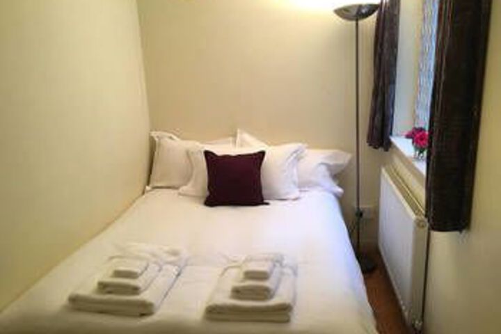 Room 4 of 8