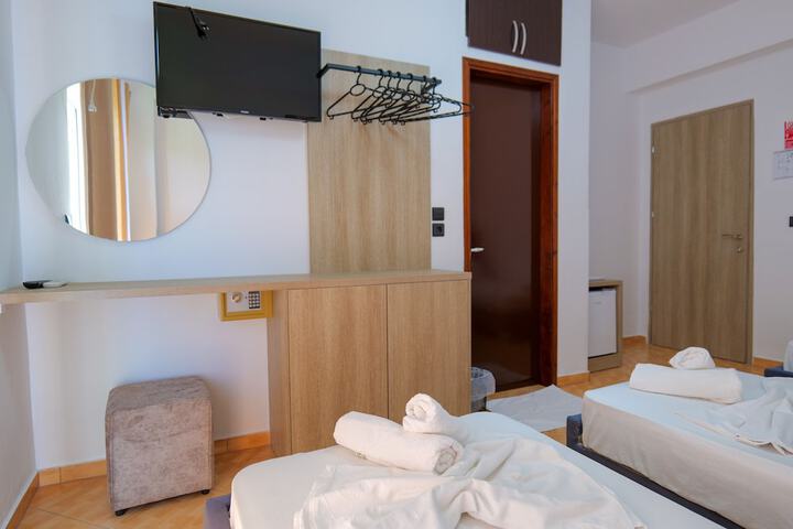 Room 2 of 37