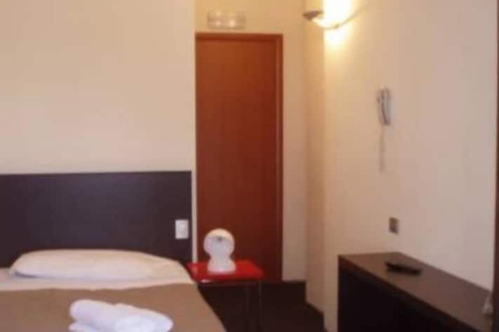 Room 10 of 26