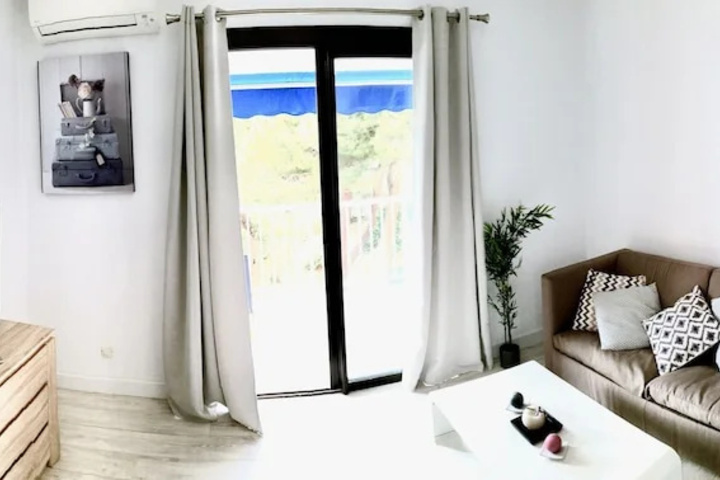 Room 4 of 9