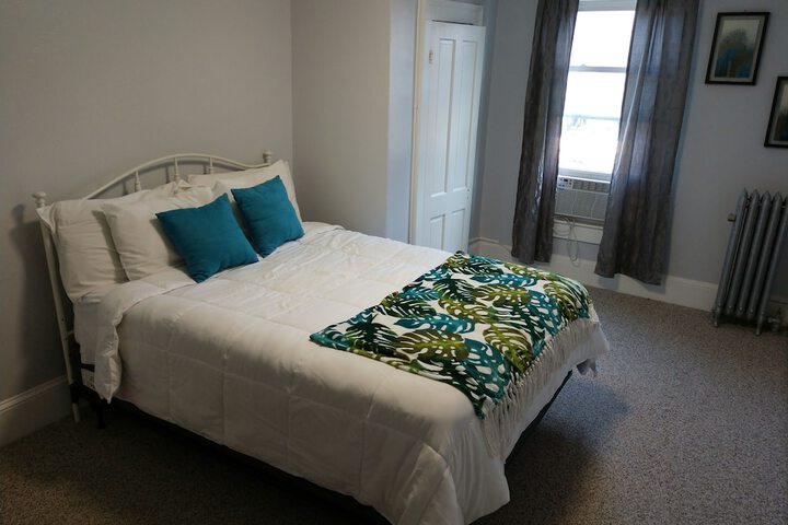 1 Queen Bed (7 of 15)