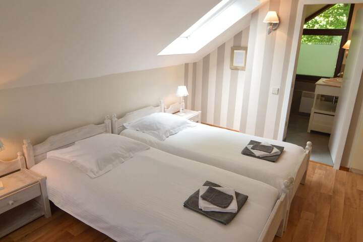 Room 11 of 40