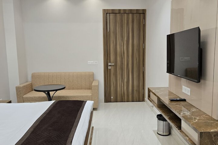 Room 4 of 10