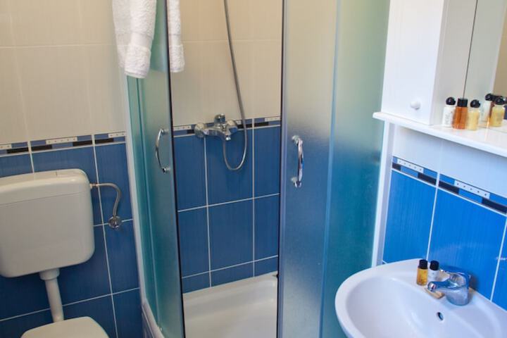 Room 32 of 49