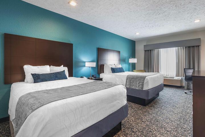 2 Queen Beds Pillow Top Mattress Flat Screen Television Microwave and Refrigerator Full Breakfast (5 of 15)