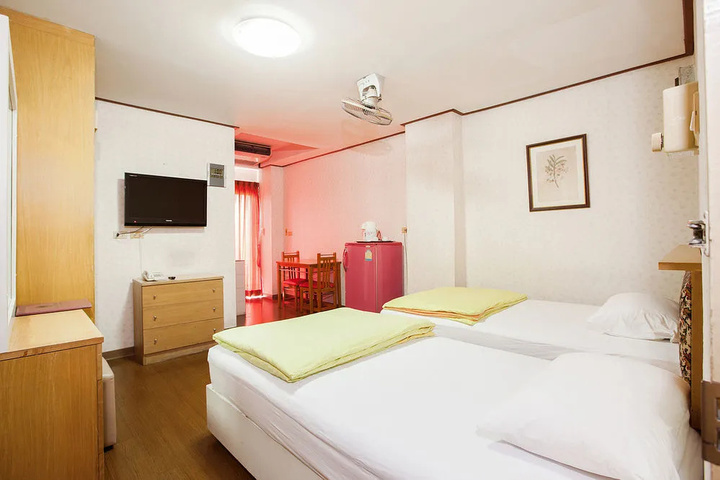 Aiya Residence & Sport Club Bts Budget Hotel