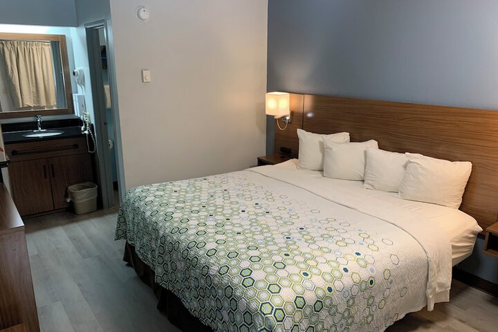 Studio 1 King Bed Smaller Room (9 of 9)