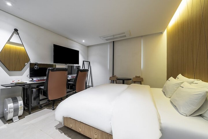 Room 33 of 52
