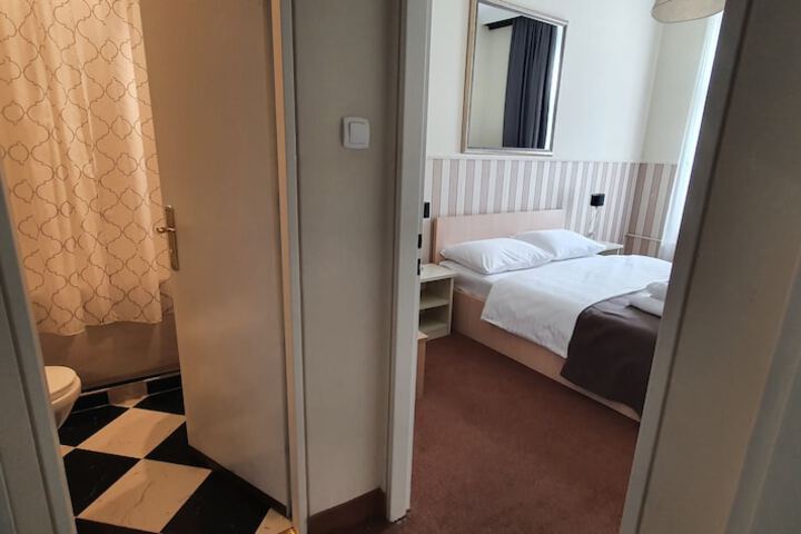 Room 21 of 59