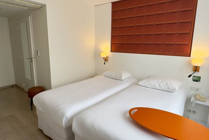 Room 11 of 76