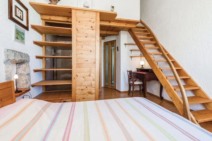 Room 6 of 24