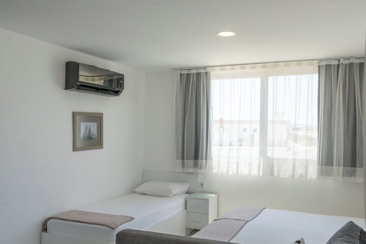 Room 27 of 160
