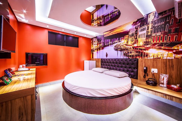 Room 11 of 19