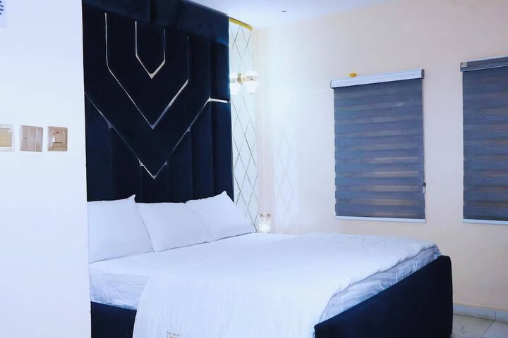 Room 11 of 25