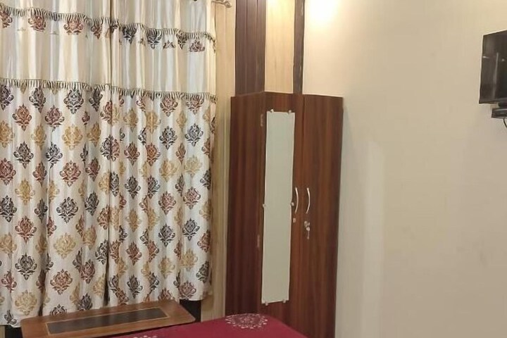 Room 7 of 18