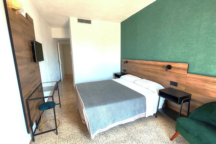 Room 5 of 11