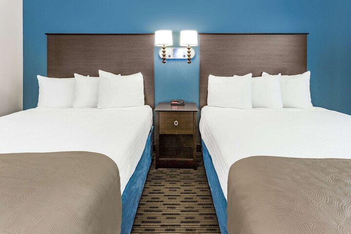 1 Queen Bed Accessible Room (4 of 9)