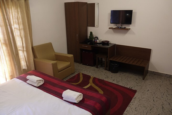 Room 6 of 74