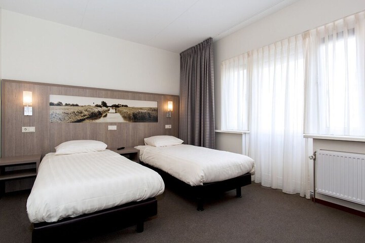 Room 3 of 33