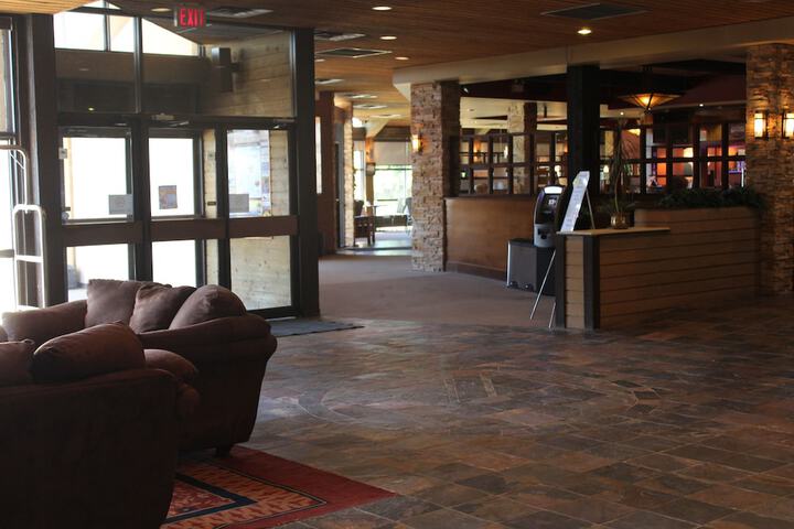 Entrance & Lobby