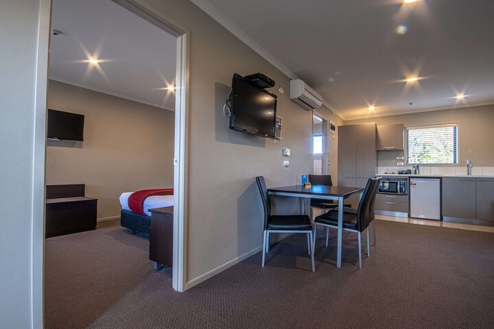Room 32 of 60