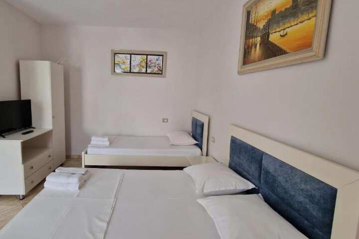 Room 7 of 28