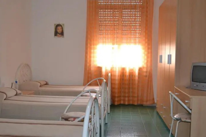 Room 4 of 9