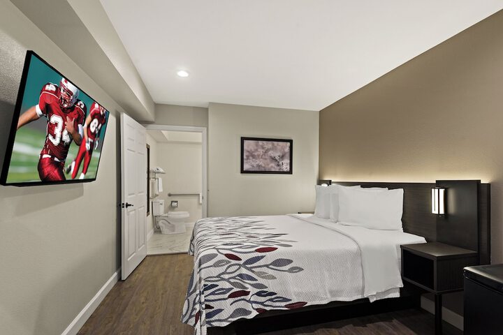 1 Queen Bed (9 of 12)