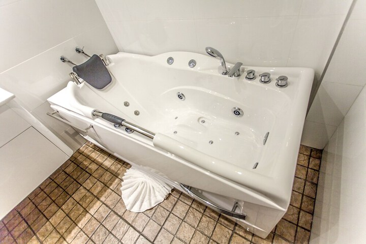 Hot Tub 34 of 64