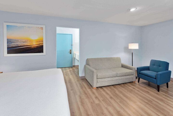 1 King Bed Studio Suite (4 of 8)