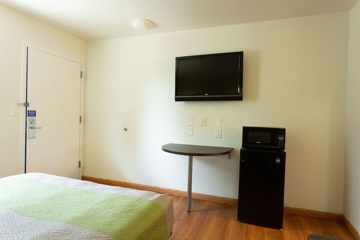 1 Queen Bed (7 of 10)
