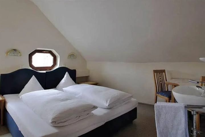 Room 5 of 10