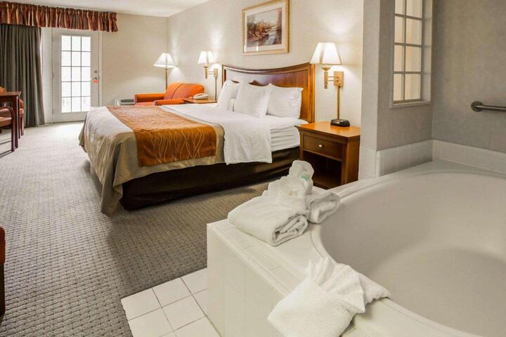 1 King Bed Riverview Balcony (4 of 4)
