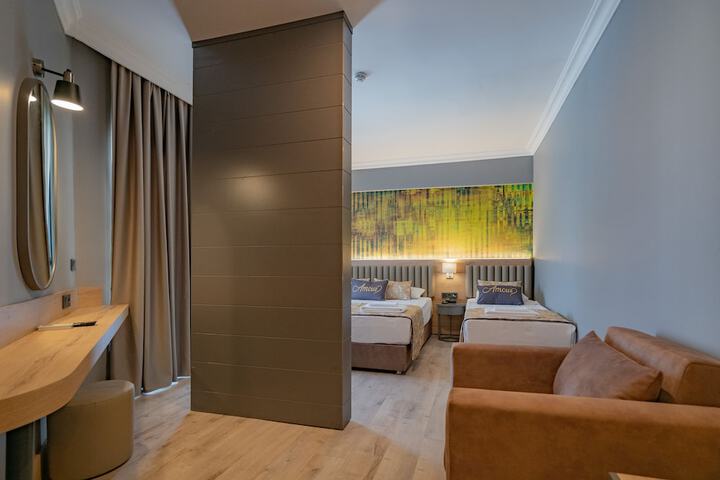 Room 4 of 97