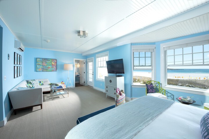 Room 102 of 181