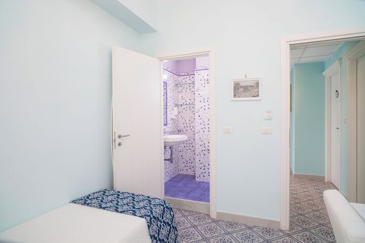 Room 33 of 82