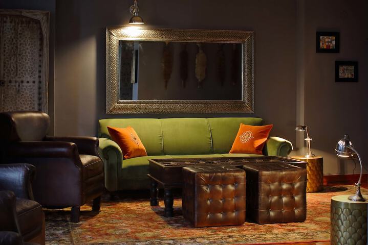 Lounge 102 of 160