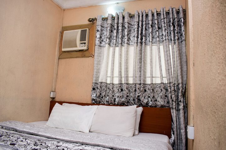 Room 4 of 18