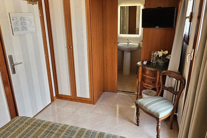 Room 35 of 72