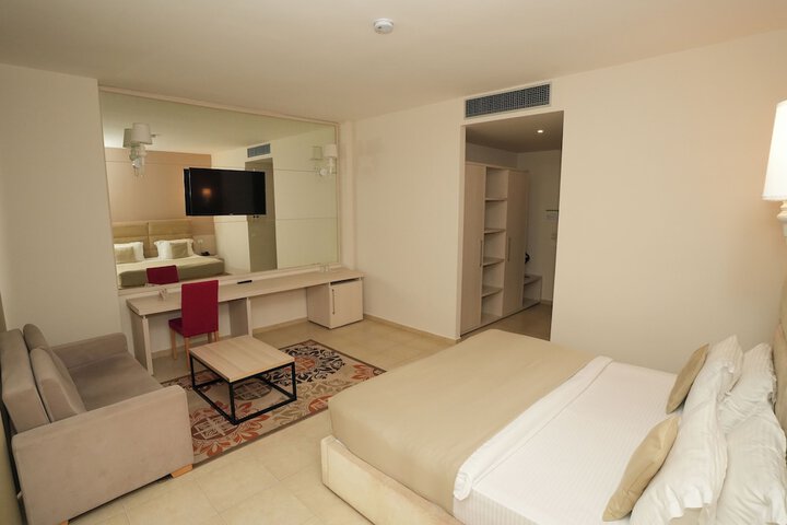 Room 28 of 61