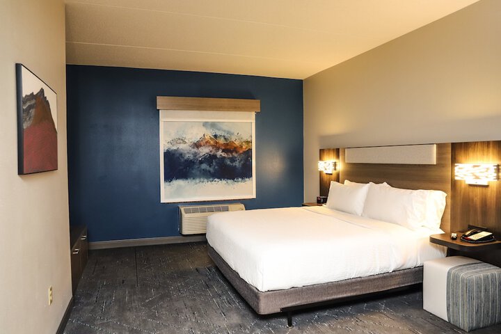 1 King Bed (3 of 24)