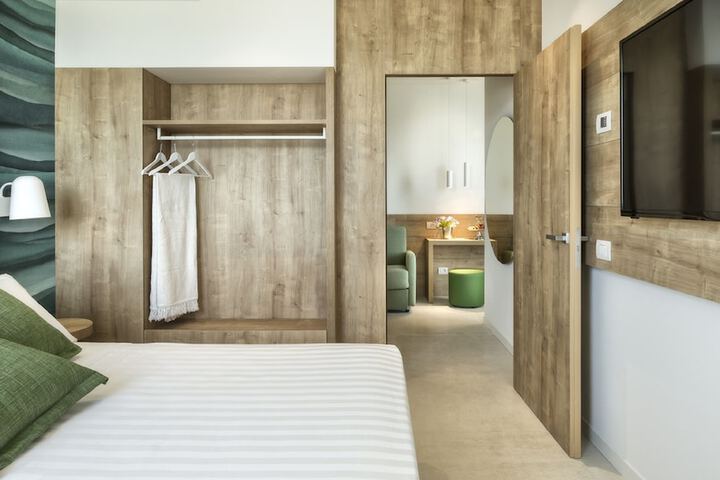 Room 16 of 79