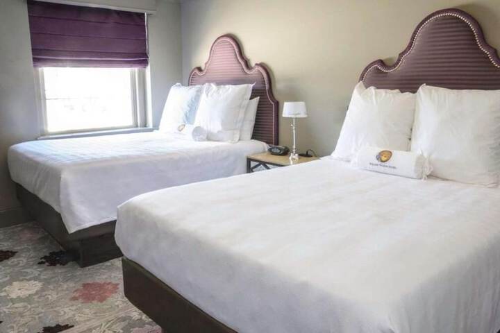 Deluxe 2 Queen Beds (1 of 3)