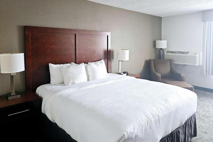 1 King Bed (5 of 5)