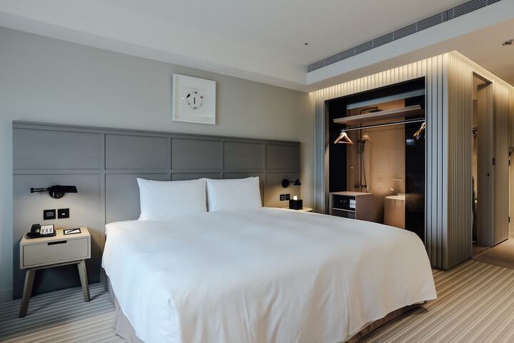 Room 14 of 83