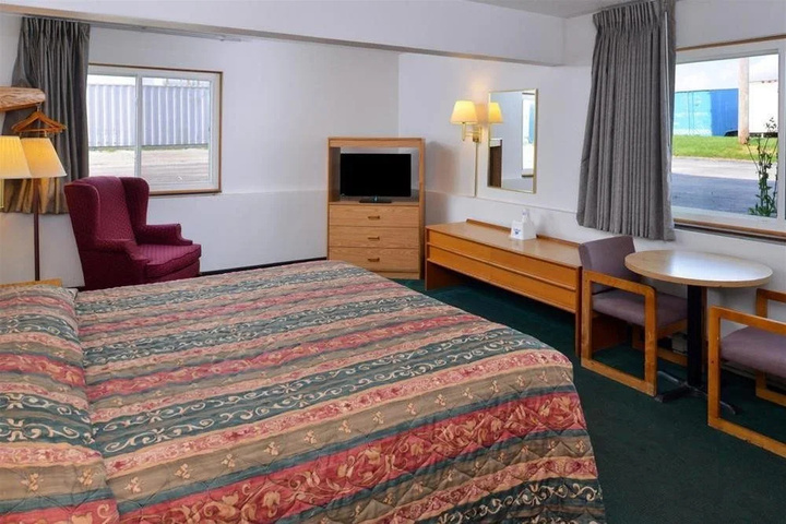 Room 4 of 9