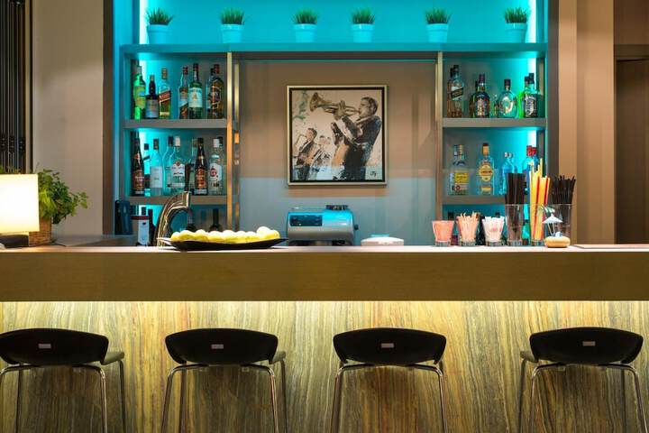 Lounge 51 of 59