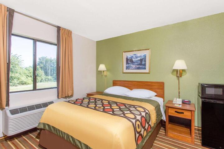 1 Queen Bed Accessible Room (5 of 12)