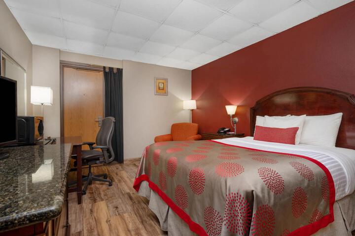 1 Queen Bed (7 of 28)