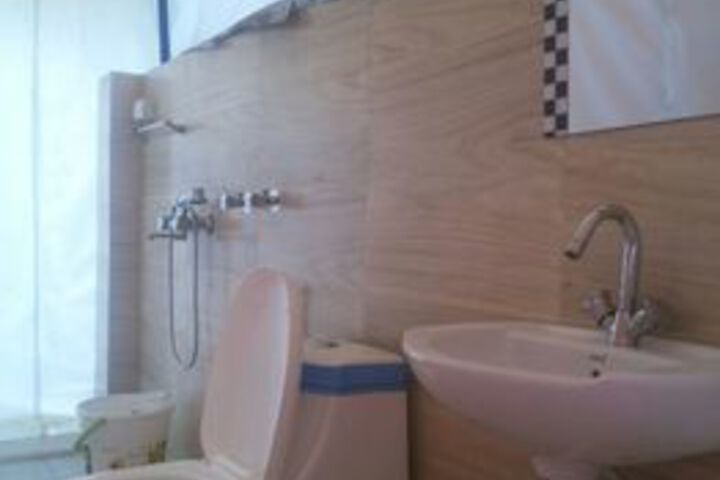 Room 5 of 16